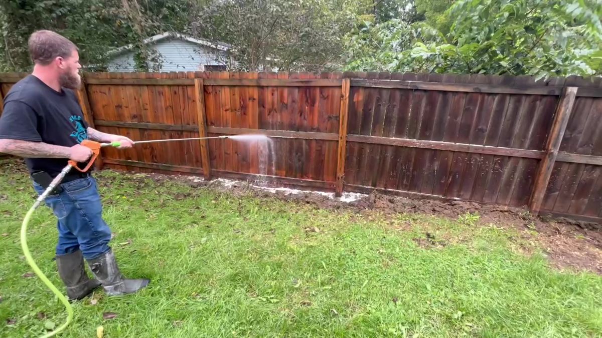 Rinsing a wood fence